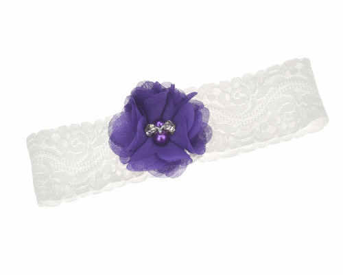 Vintage-Strumpfband aus hochwertiger, weißer Spitze mit lila Blume.